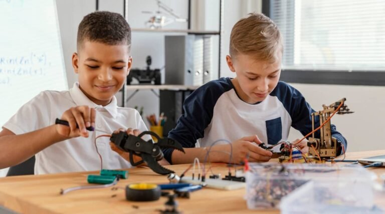 ninos aprendiendo robotica en aula virtual