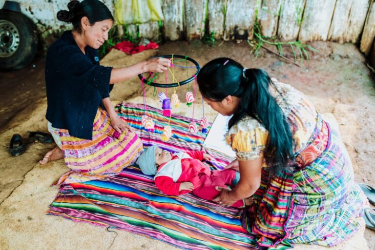 ninos aprendiendo sobre cultura indigena