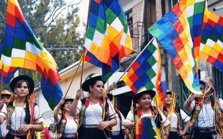 ninos aprendiendo sobre la bandera wiphala