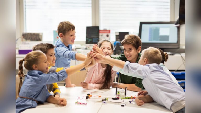 ninos colaborando en un aula
