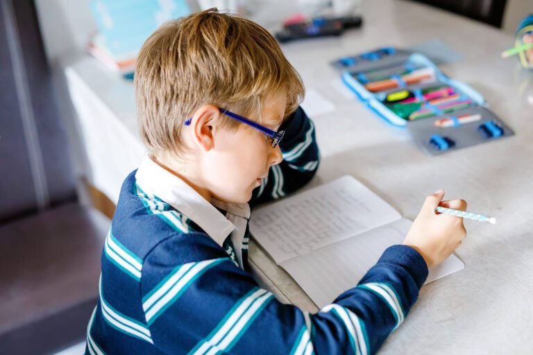 Qué cuentos han escrito los niños y cómo pueden inspirarte 1 ninos escribiendo cuentos en un taller