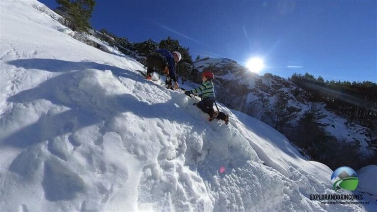 ninos explorando montanas nevadas