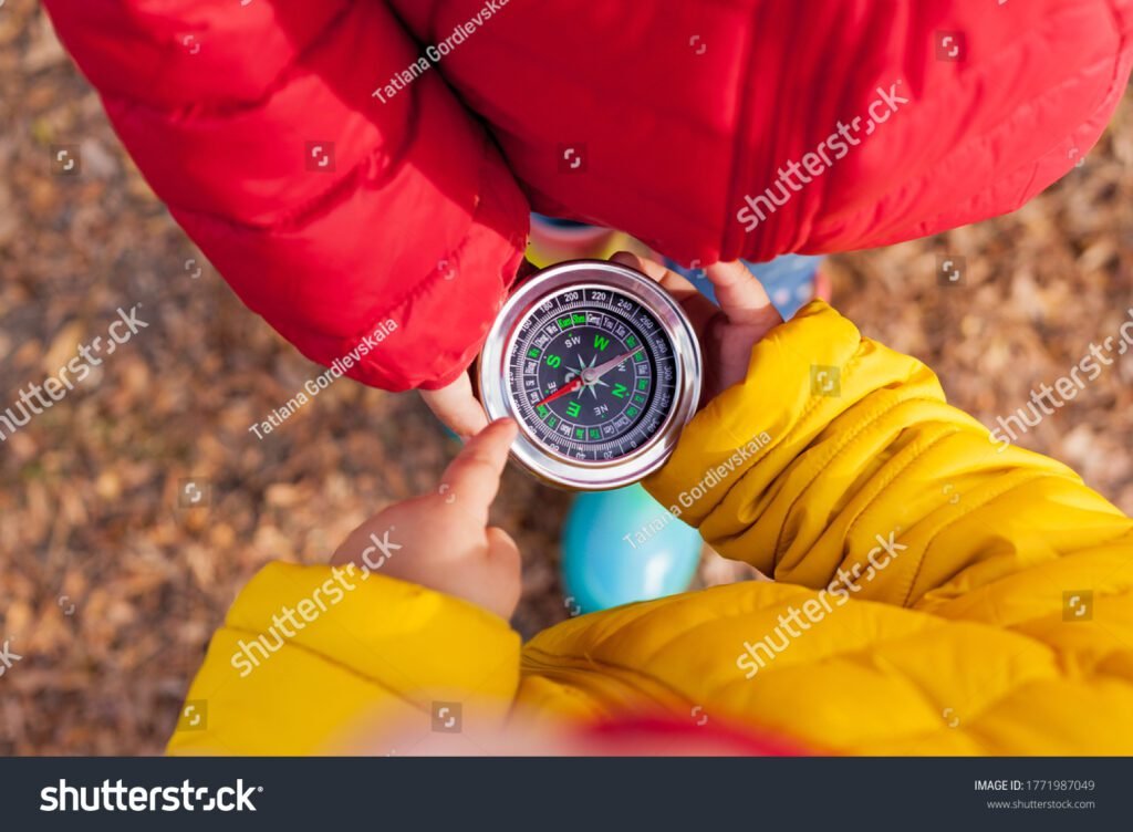 Qué actividades divertidas sobre los puntos cardinales pueden hacer los niños 1 ninos explorando una brujula en el bosque