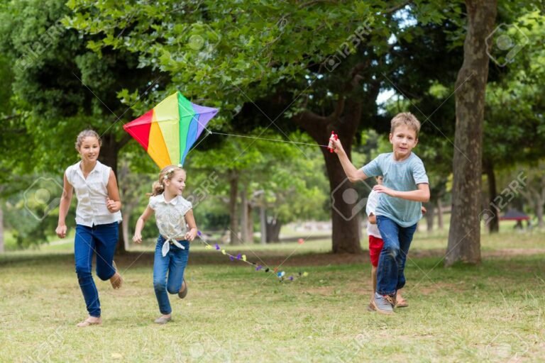 Para qué sirven los derechos del niño y cómo protegen su bienestar 11 ninos felices jugando en un parque