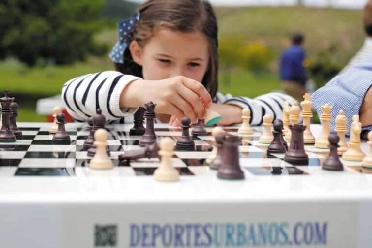 ninos jugando ajedrez en un parque