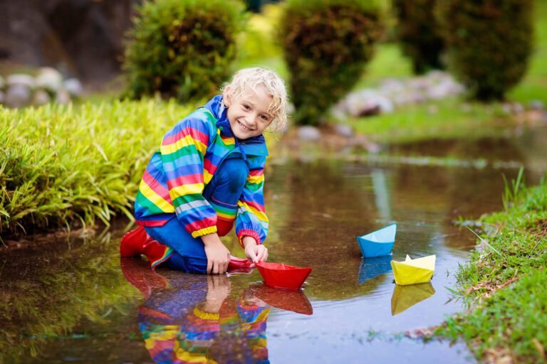 ninos jugando con agua en la naturaleza