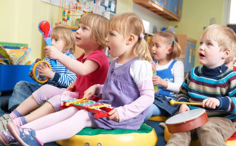 Cómo hacer instrumentos musicales caseros para que los niños se diviertan 18 ninos jugando con instrumentos musicales caseros