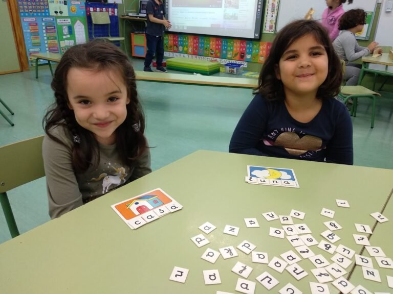 ninos jugando con letras en el aula 1