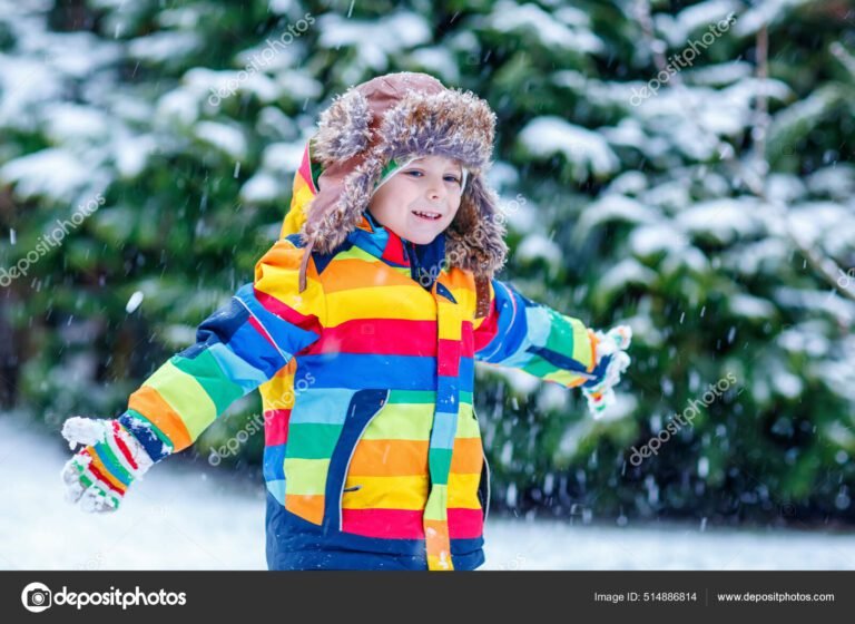 Qué frases creativas puedo usar para promocionar ropa de niños 7 ninos jugando con ropa colorida y divertida