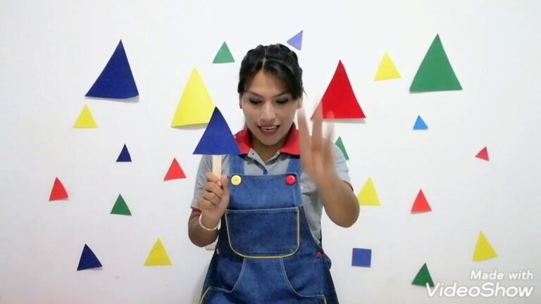 ninos jugando con triangulos en clase