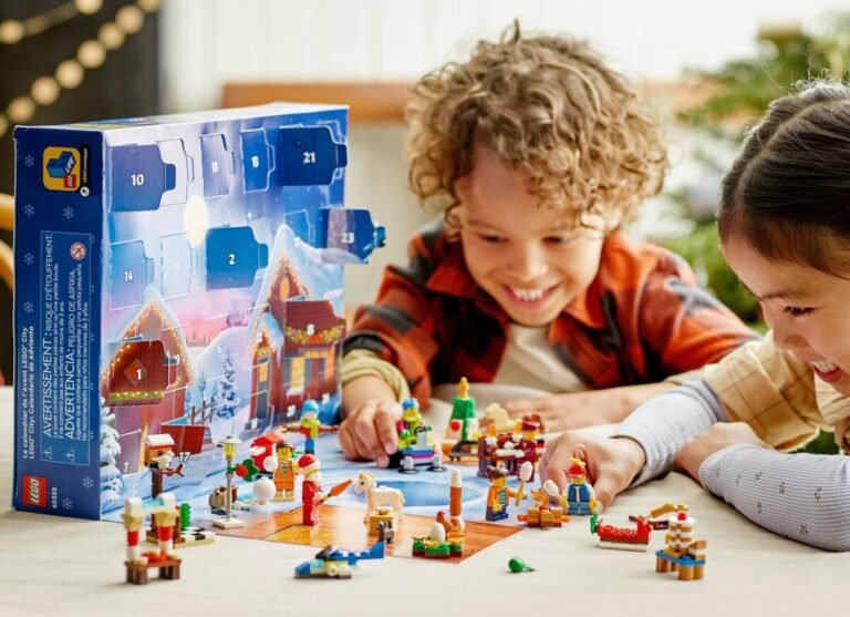 Qué juegos y actividades son ideales para enseñar los días de la semana a niños 4 ninos jugando con un calendario colorido