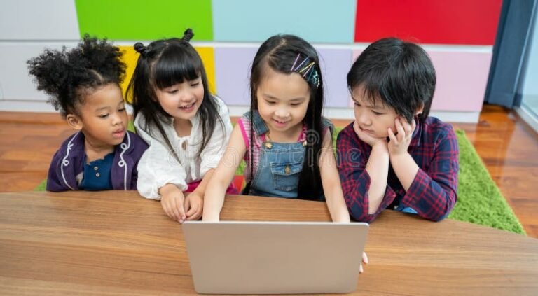 ninos jugando en el ordenador juntos