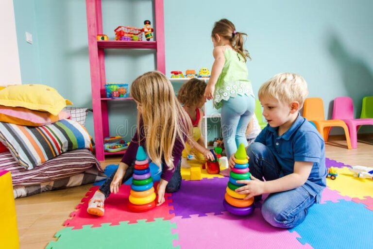 ninos jugando en un espacio colorido