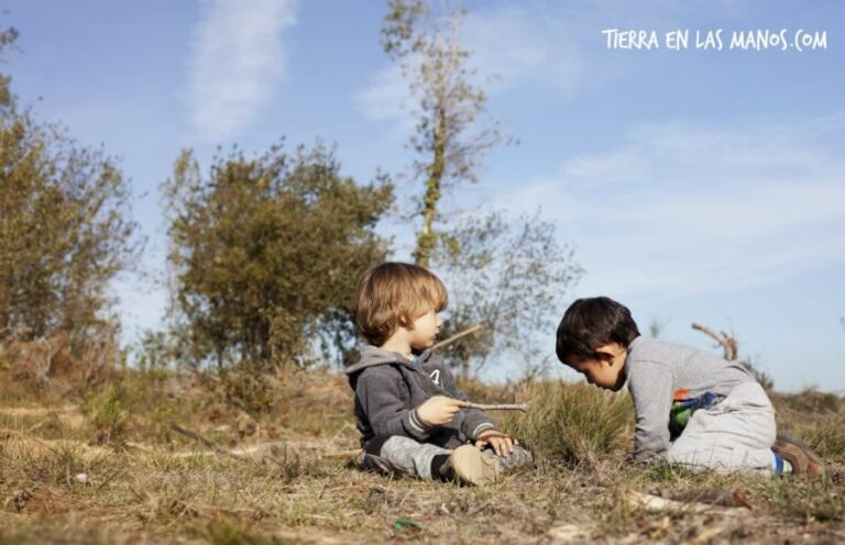 ninos jugando juntos en un entorno natural