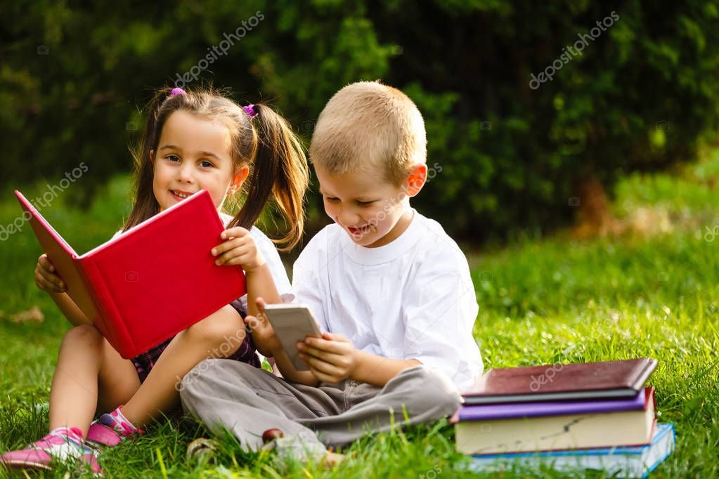 ninos leyendo cuentos juntos en un parque