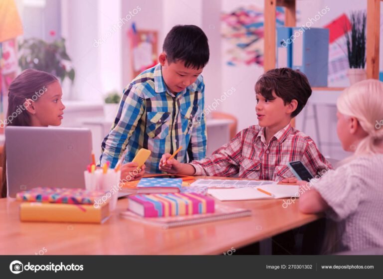 ninos leyendo en un aula luminosa