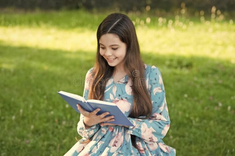 ninos leyendo poesia en un parque