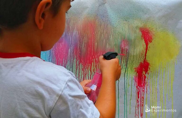 Cómo estimular la creatividad de los niños pintando con témperas 14 ninos pintando con temperas coloridas
