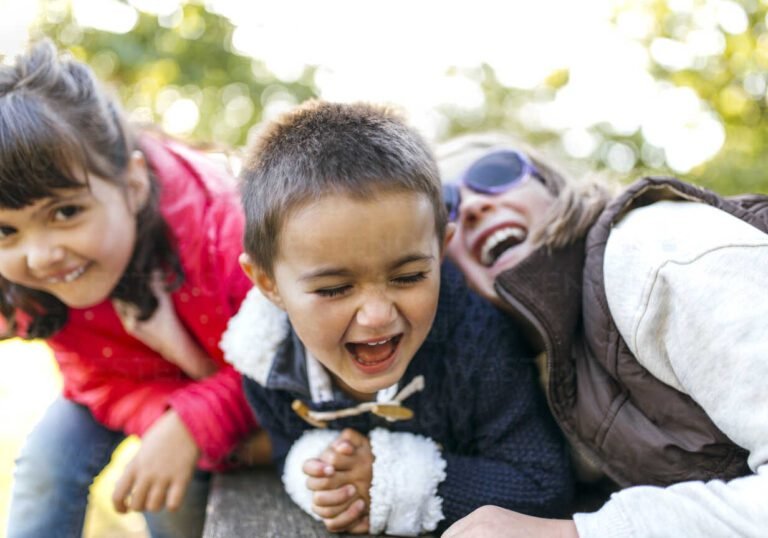 Cuáles son los mejores chistes que le puedes contar a los niños 10 ninos riendo juntos en un parque