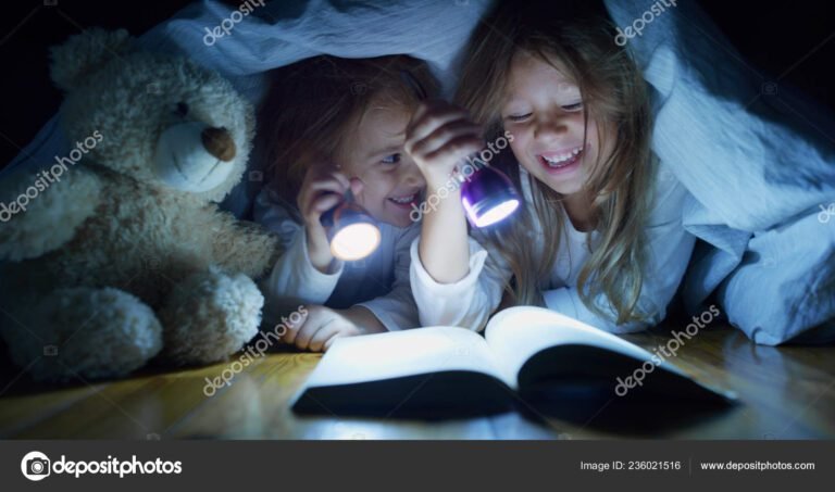 Qué cuentos divertidos puedo leer antes de salir al recreo 1 ninos riendo mientras leen cuentos