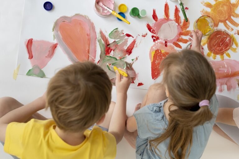 ninos trabajando en un proyecto artistico