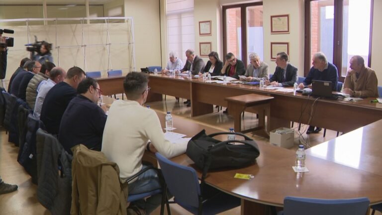 Dónde encontrar las guías del Ministerio de Asuntos Agrarios 5 oficina de agricultura con documentos en mesa