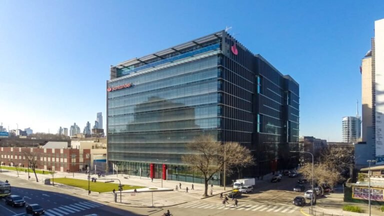 oficina moderna del banco santander rio