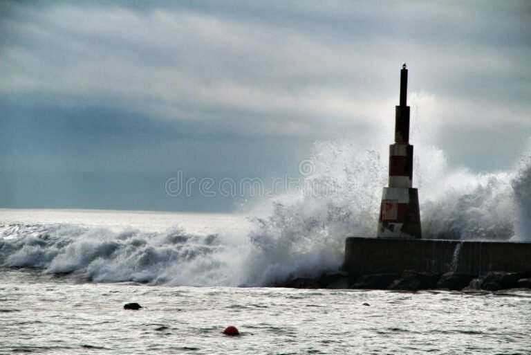 Qué consecuencias trae el desborde del océano Pacífico para las costas 2 olas gigantes rompiendo contra la costa