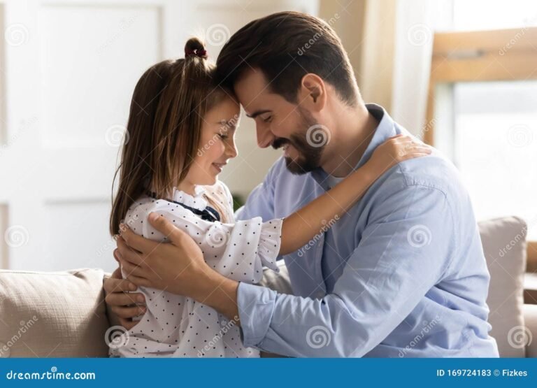 padre e hija compartiendo un abrazo