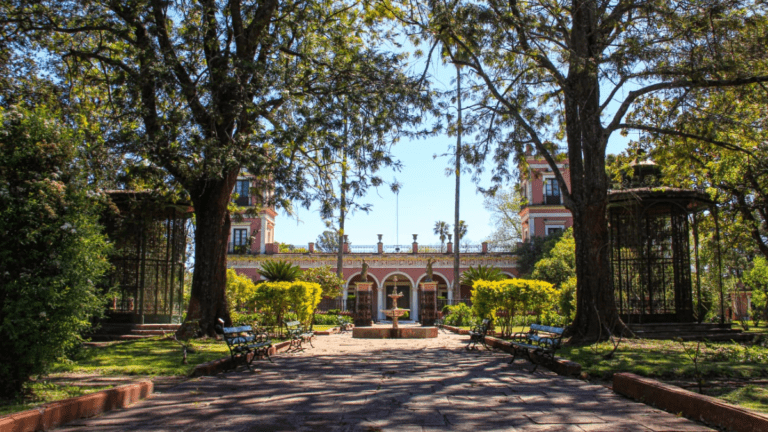 palacio san jose rodeado de naturaleza