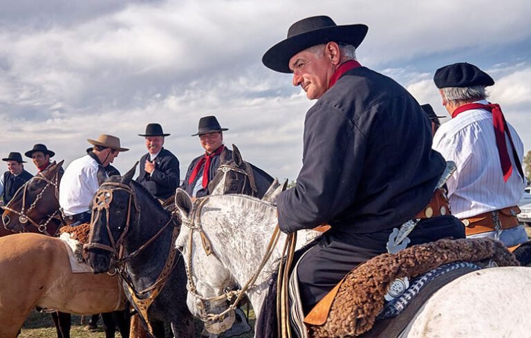 Qué características tiene el pañuelo de cuello gaucho y cómo usarlo 12 panuelo de cuello gaucho en accion