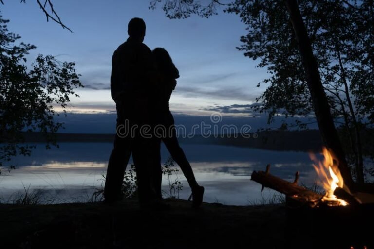 pareja abrazandose en un ambiente romantico