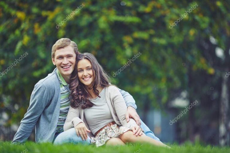 pareja abrazandose en un entorno romantico