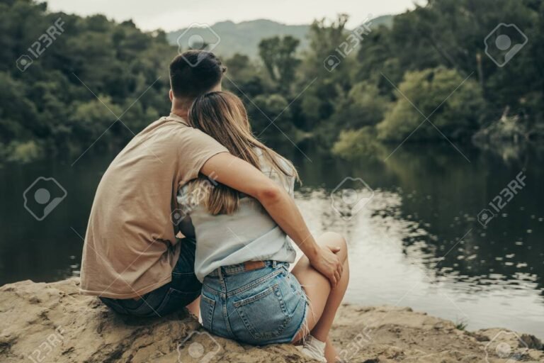 pareja abrazandose en un paisaje natural 1