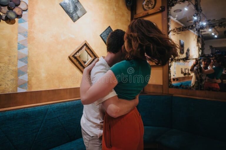 pareja bailando en un ambiente intimo