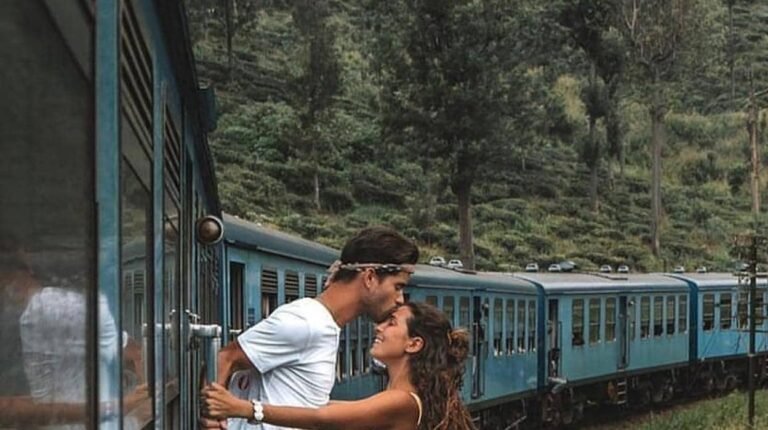 pareja compartiendo un momento en el tren