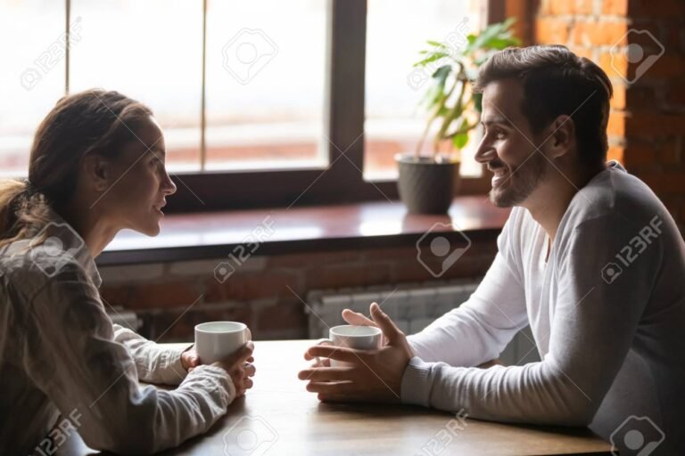 pareja conversando en un cafe acogedor