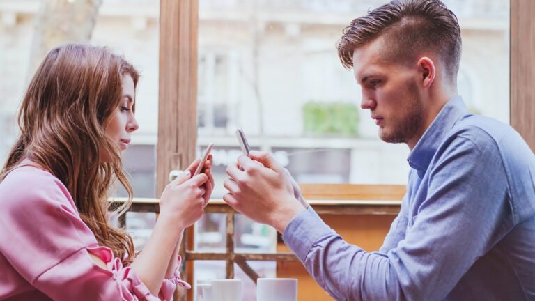 pareja conversando frente a una pantalla