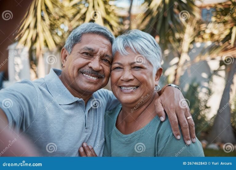 pareja de ancianos sonriendo juntos
