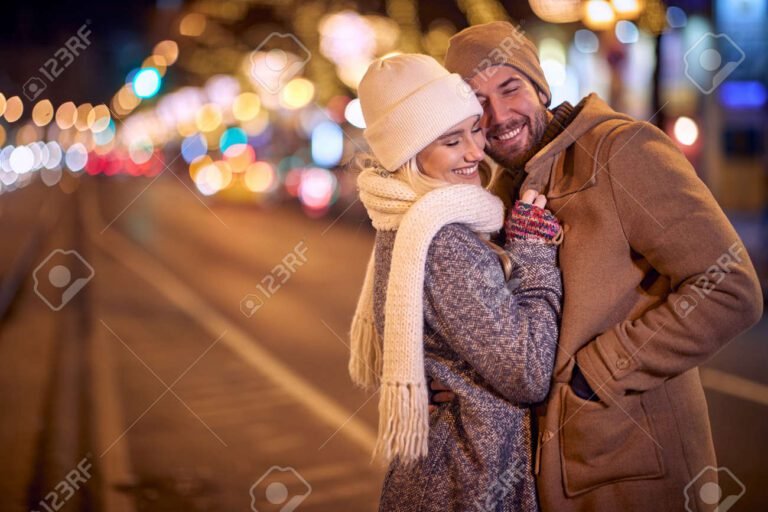 pareja feliz compartiendo momentos juntos