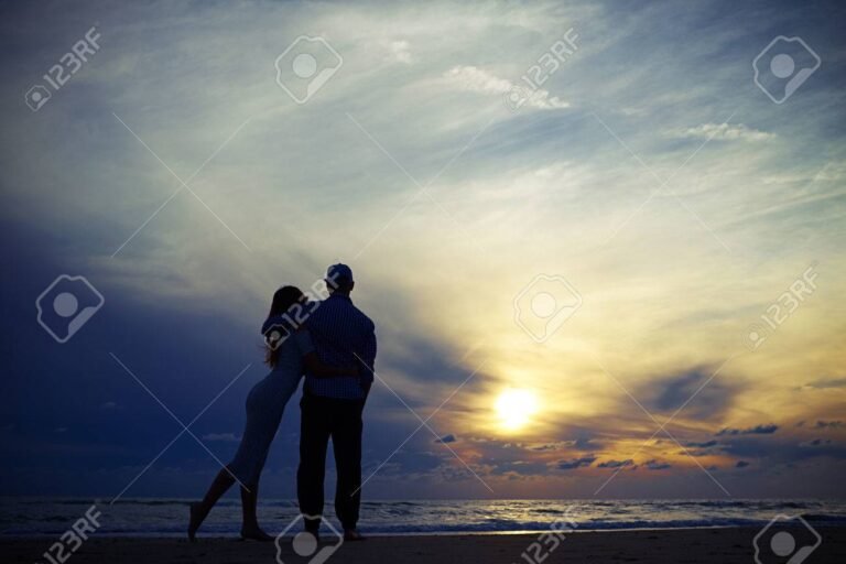 pareja feliz en un entorno romantico