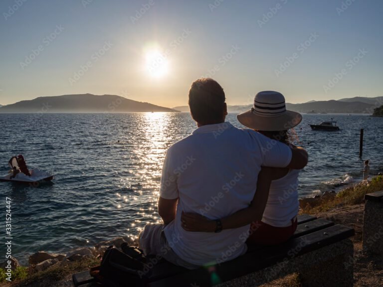 De qué trata la canción "Fuiste Tú" de Ricardo Arjona y Jesse Joy 15 pareja mirando al horizonte al atardecer