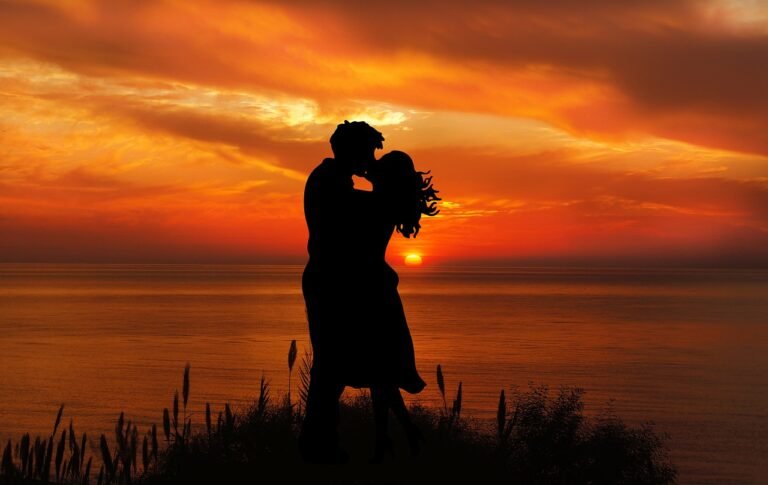 pareja romantica bajo un atardecer