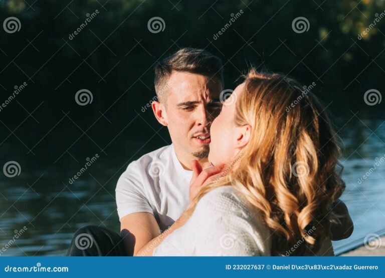 pareja sonriendo en un ambiente romantico