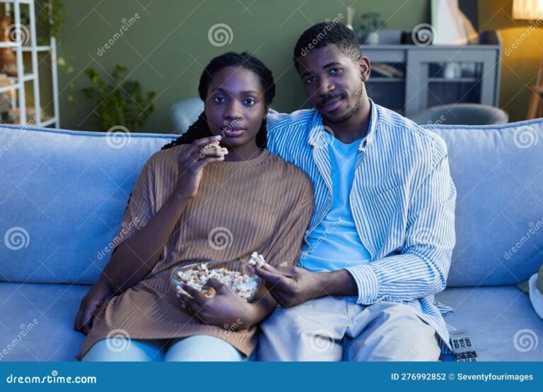 Qué películas románticas completas en español puedo ver online 18 pareja viendo una pelicula en casa