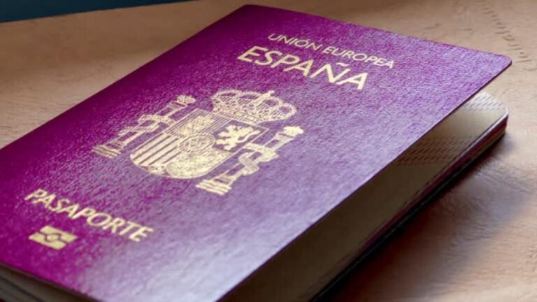 Cómo renovar tu pasaporte español en el consulado argentino 28 pasaporte espanol sobre una mesa de trabajo