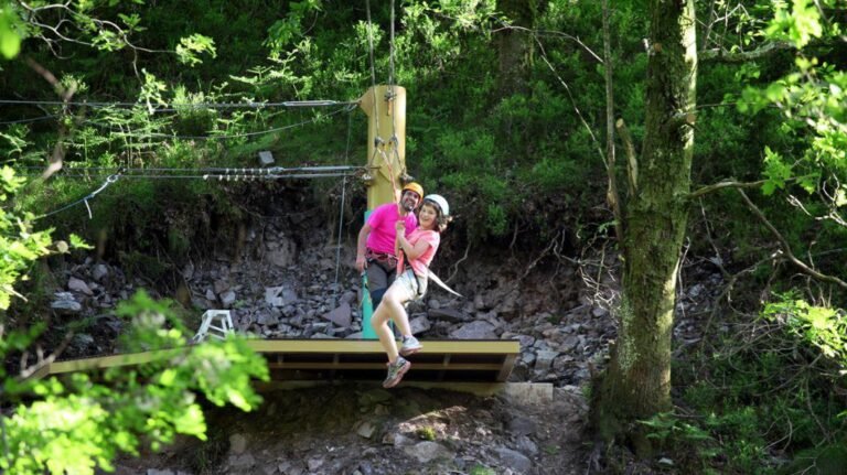 pendulo sobre un fondo natural sereno