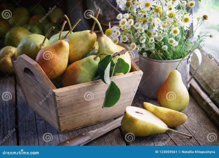 peras frescas en una tabla de madera