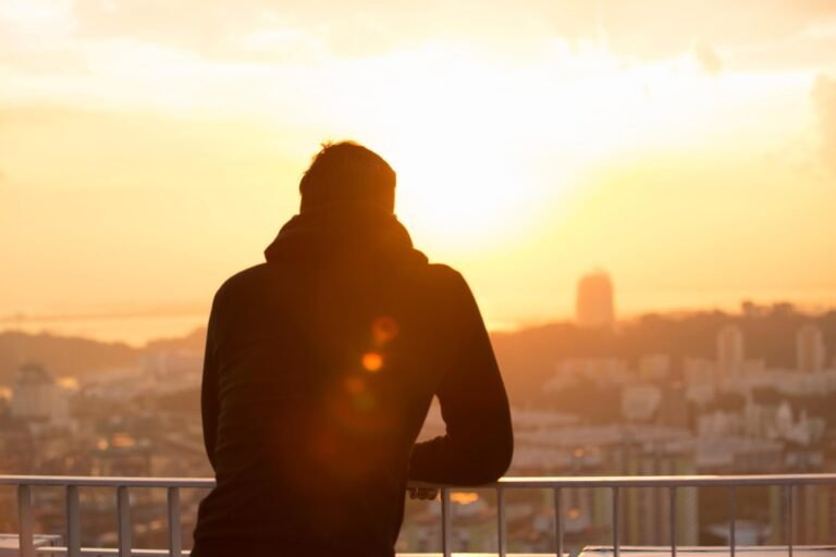persona contemplando un amanecer inspirador
