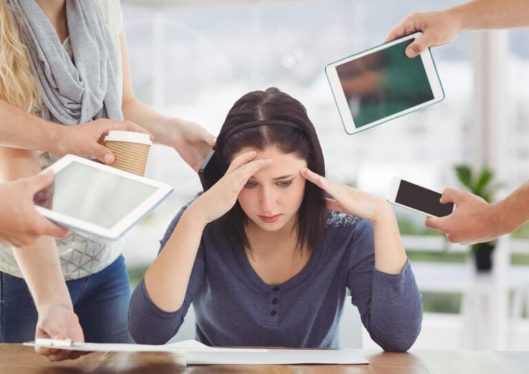 persona desconectando de dispositivos digitales
